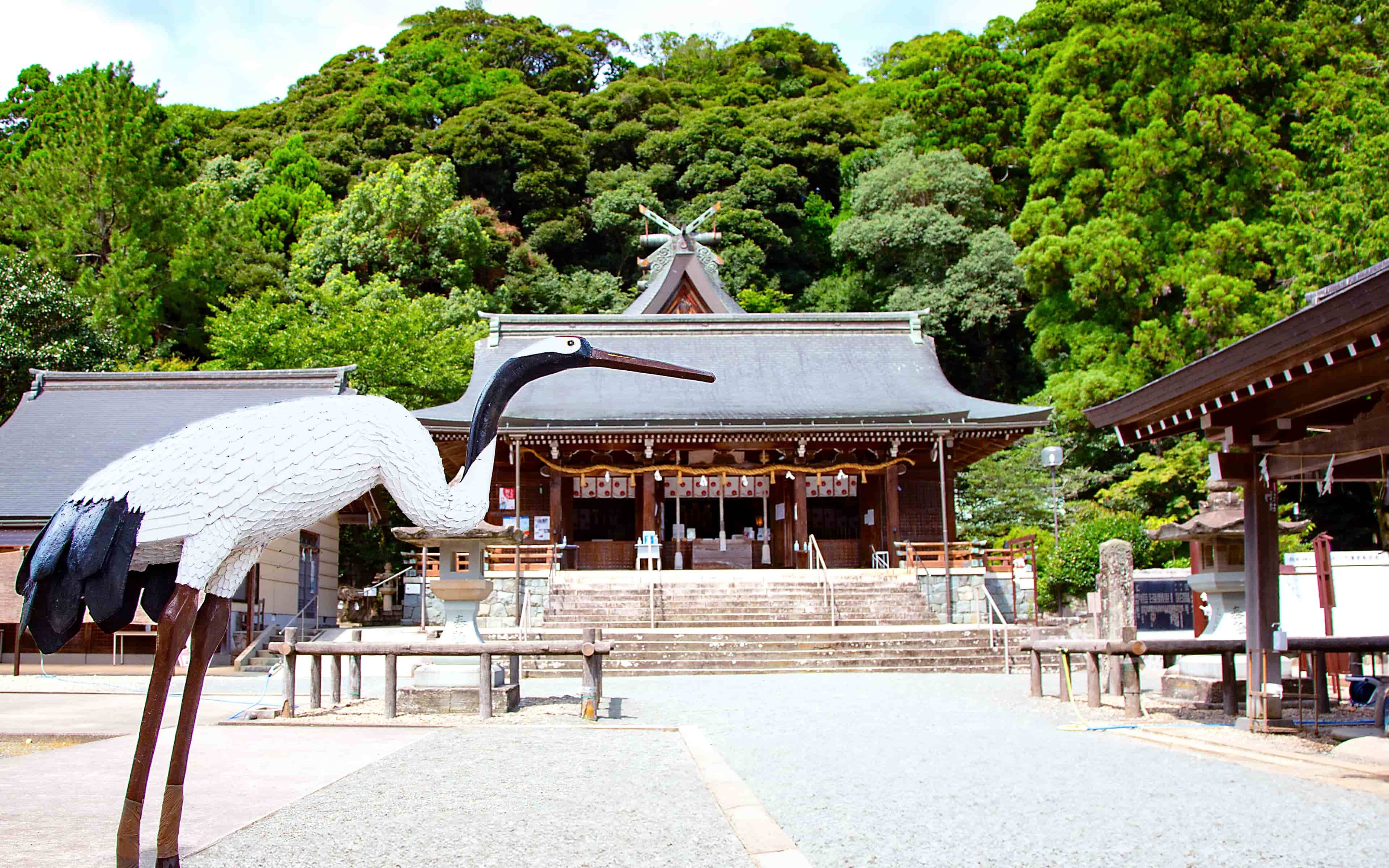 物部神社の境内と鶴のオブジェ